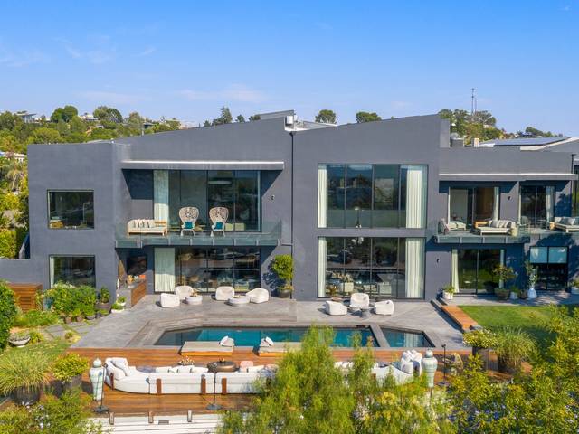 John Legend és Chrissy Teigen 16,8 millió dollárért adják el Beverly Hills-i kastélyukat!