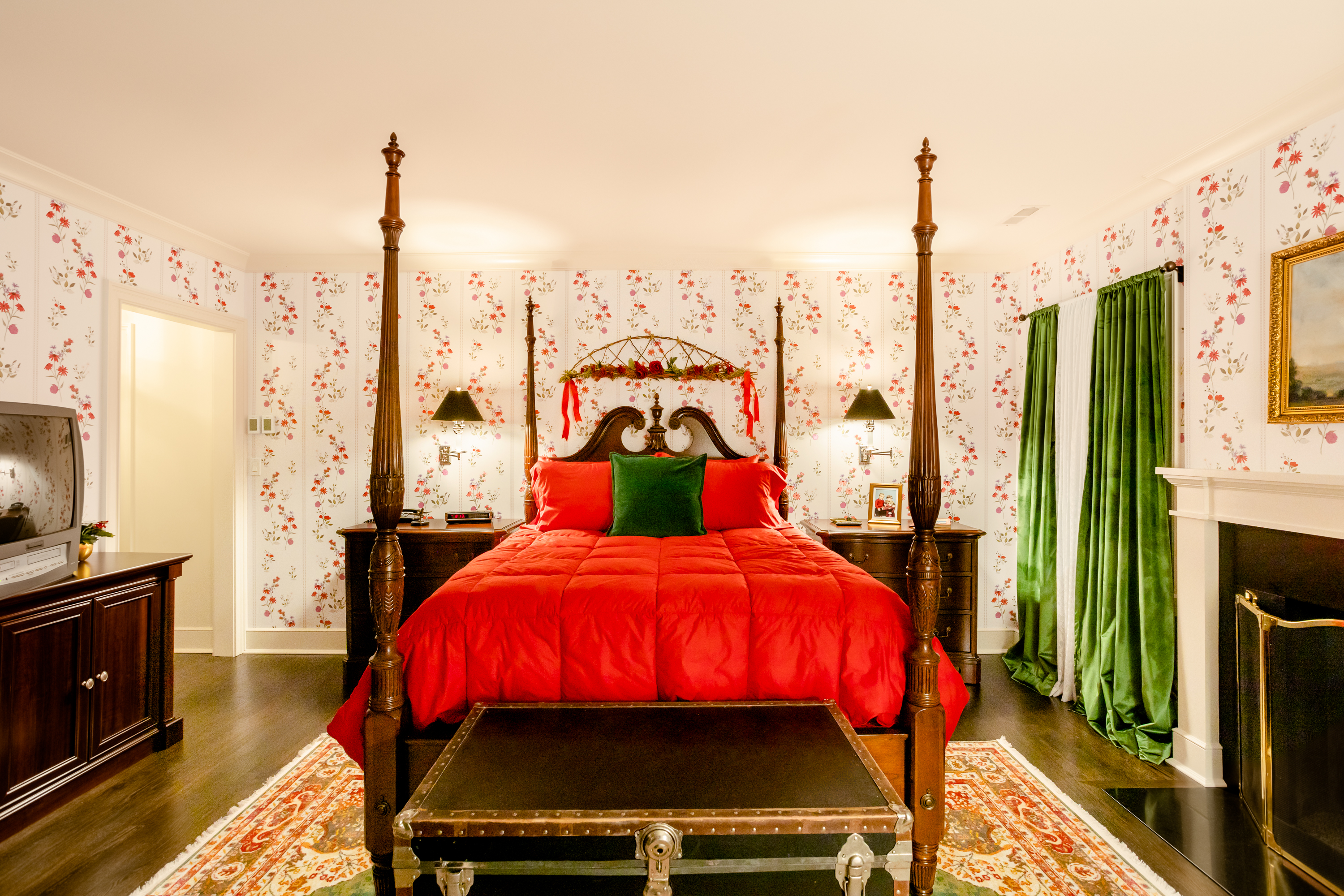 home-alone-airbnb-04-bedroom-credit-sarah-crowley.jpg