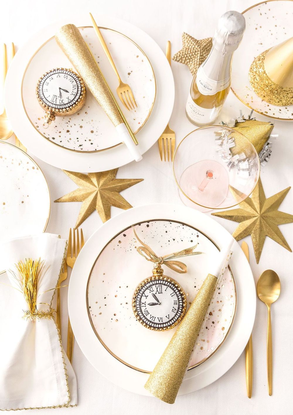 new-years-eve-gold-table-decor-with-countdown-clock-via-pizzazzerie.jpg