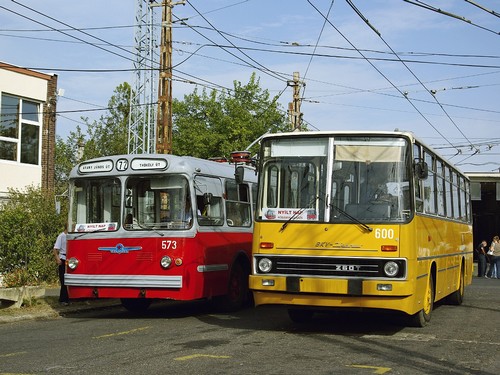 ZIU5 és Ikarus 260T a Troligarázsban 1 2012.09.29.JPG