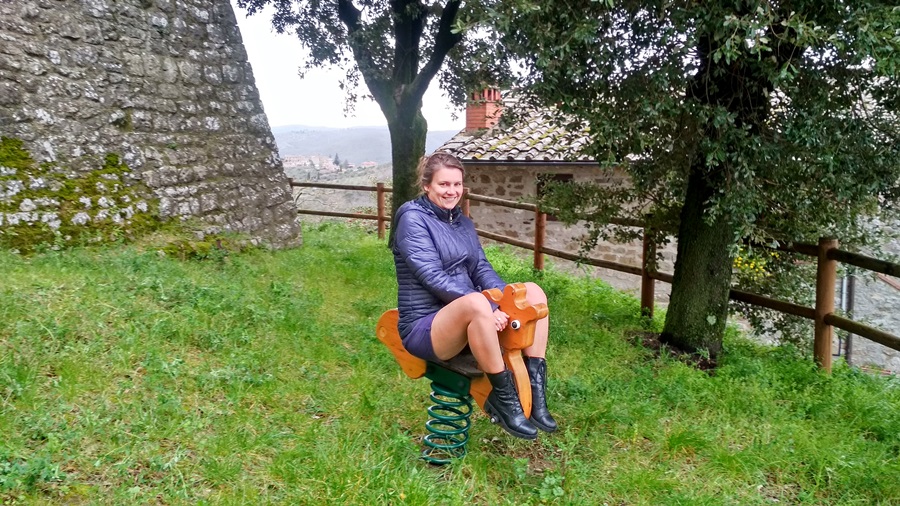 Volpaia játszóterén, ülök a Chianti fekete kakasán.