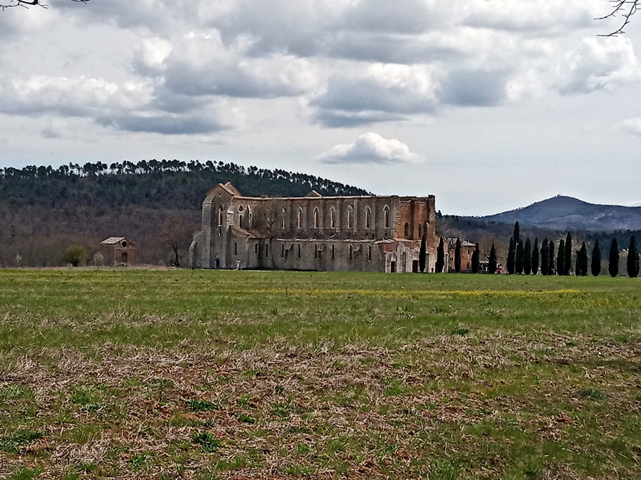 San Galgano apátsága messziről