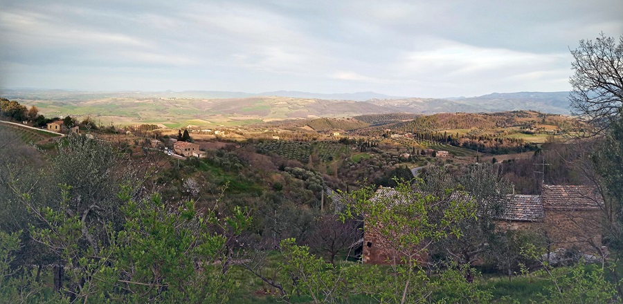 Úton Val d‘Orcia vidékén, fátyolos időben