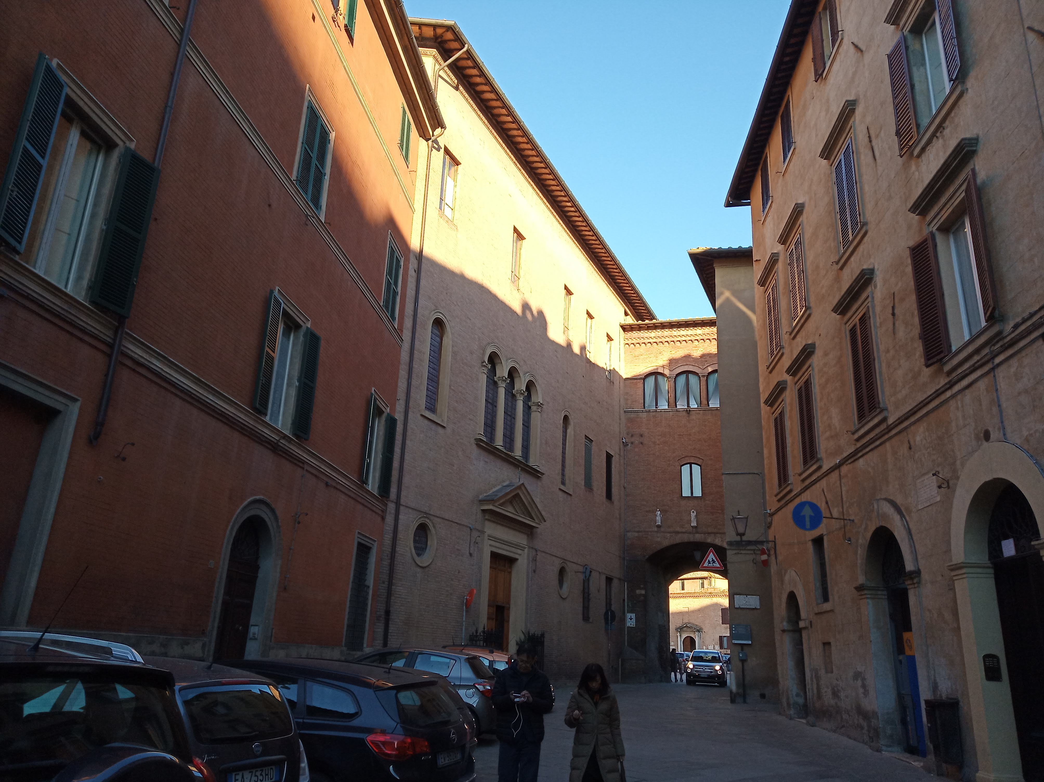A kút és a Piazza San Francesco között