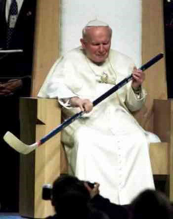 07-John_Paul_II_with_hockey_stick.jpg