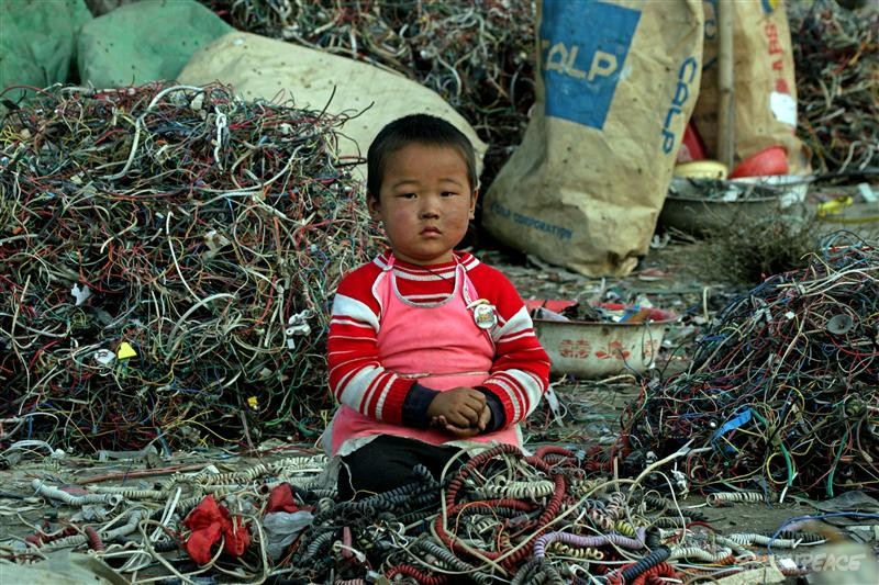 e_wasteguiyu-child-wires.jpg