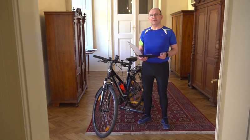 Bicikliről hirdeti az evangéliumot a sportos váci püspök