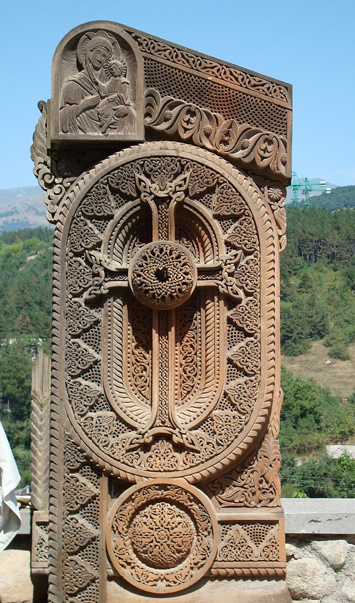 Virágzó kereszt<br />Az örményi apostoli ortodox egyház keresztje. A keresztfa végeiből hajtanak ki a gazdagon díszített növénymotívum, amely az egész szimbólumot körbefonja.