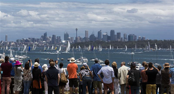 CROWDS ON SOUTH HEAD ENJOY SPECTACULAR START.jpg