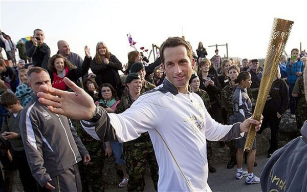 BenAinslie_Olympictorch.jpg