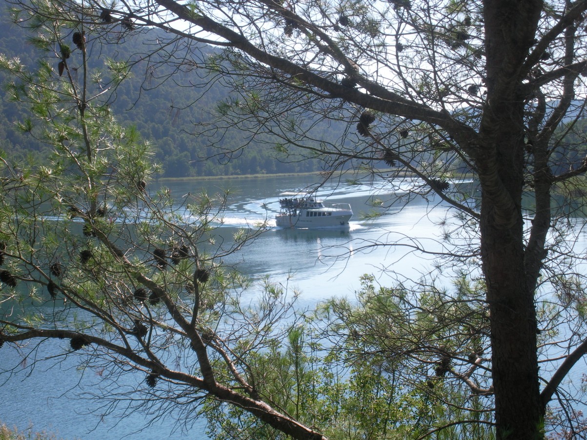 Krka nemzeti park kirándulóhajó.jpg