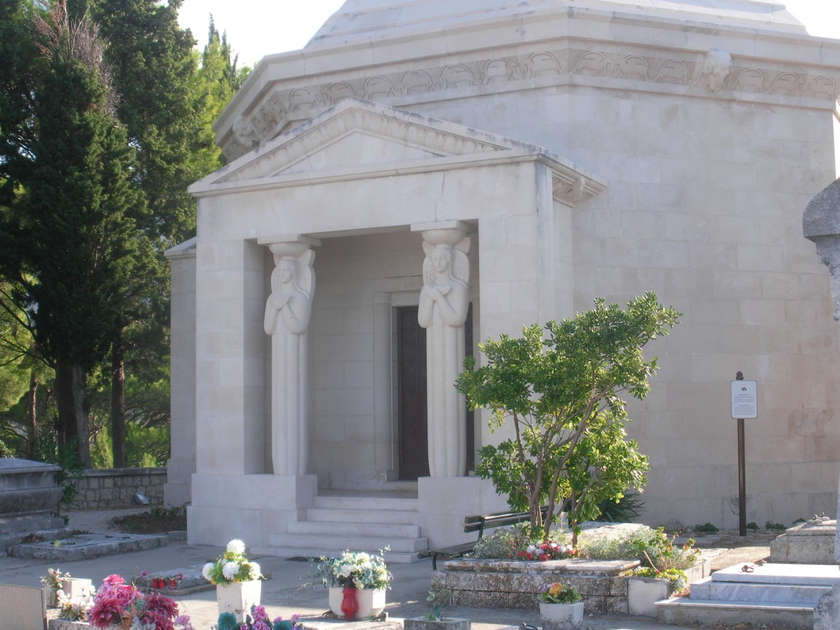 Racic mauzóleum Cavtat.jpg
