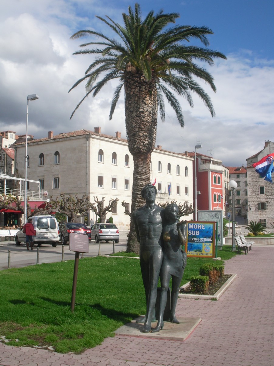 Turisták szobra Makarska.jpg