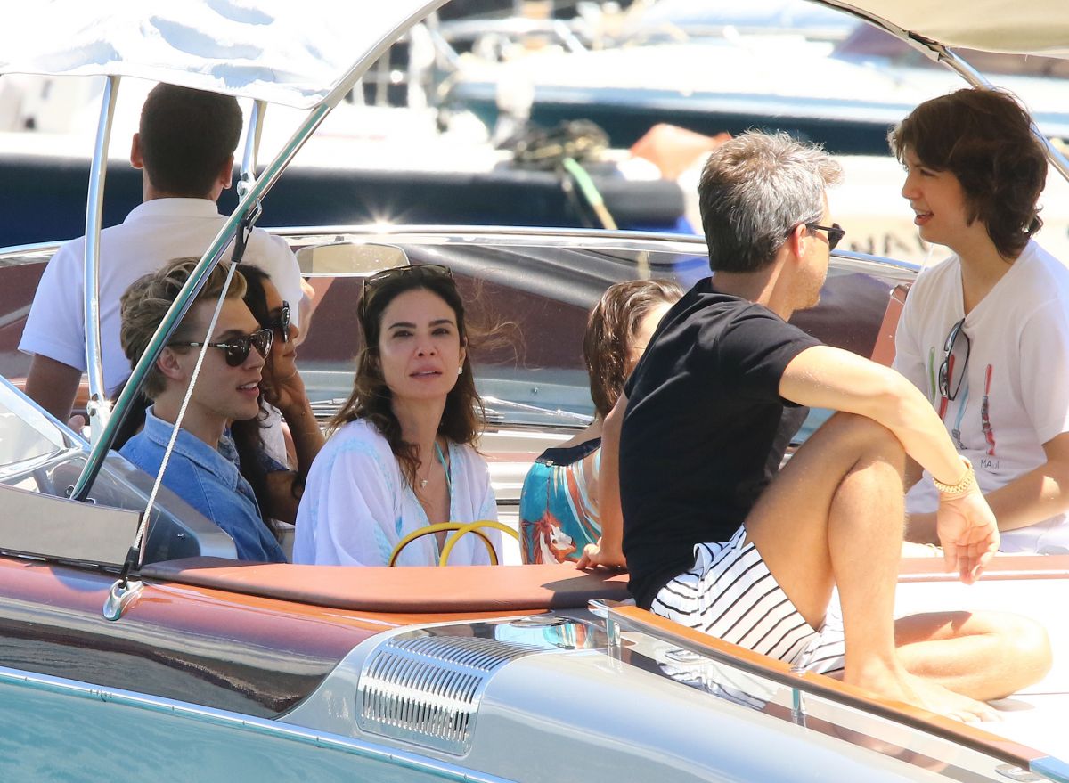 vanessa-hudgens-at-a-boat-in-portofino-06-20-2016_10.jpg