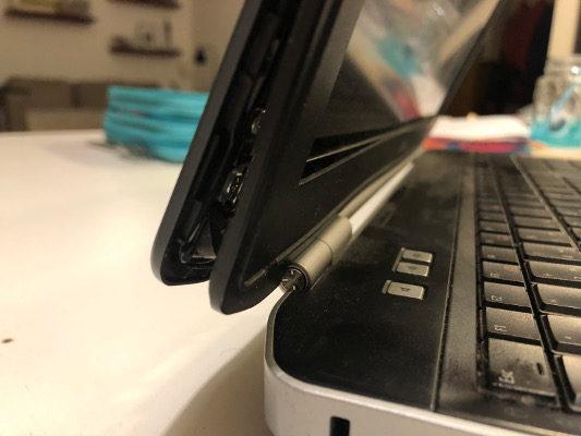 Mit tegyek ha szorul a laptop zsanér és nehezen nyitódik és csukódik a gép?