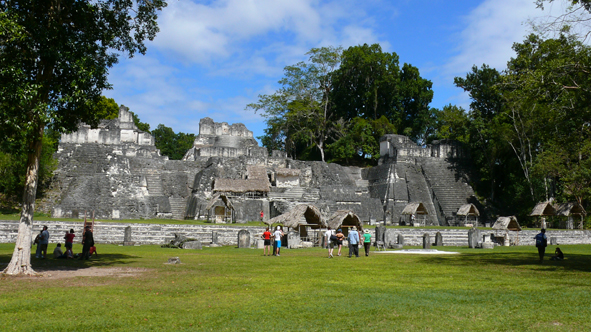 Tikal, Északi Akropolisz.JPG