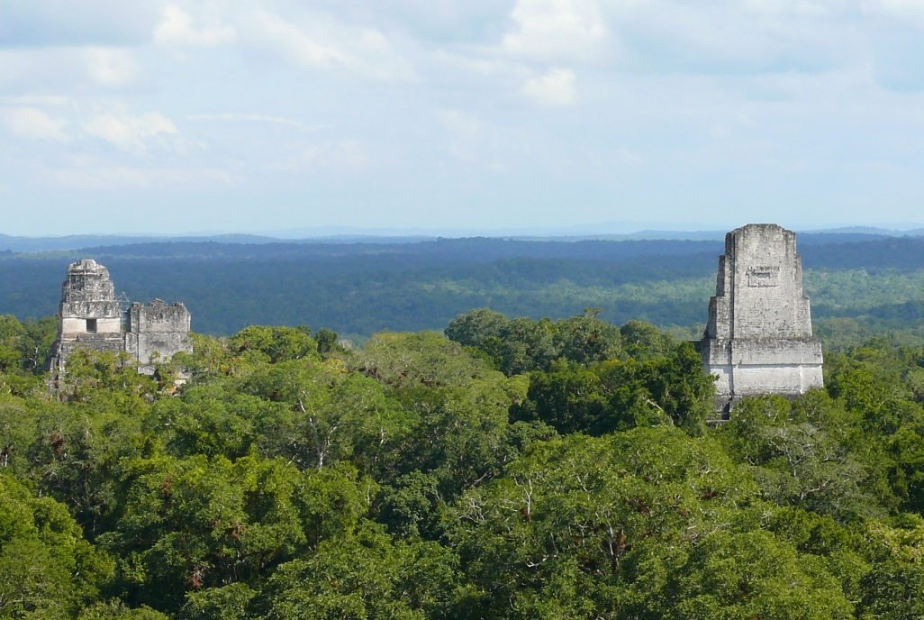 Tikal, I-III. Templom oromzatai.JPG