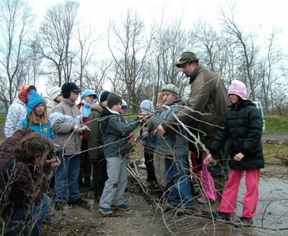 2008_ültetnek az őcsényi ötödikesek - gemenc Zrt. (1280x1048).jpg