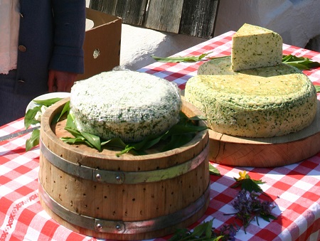 Medvehagymás sajt bemutató a Kemencés Udvarban.jpg