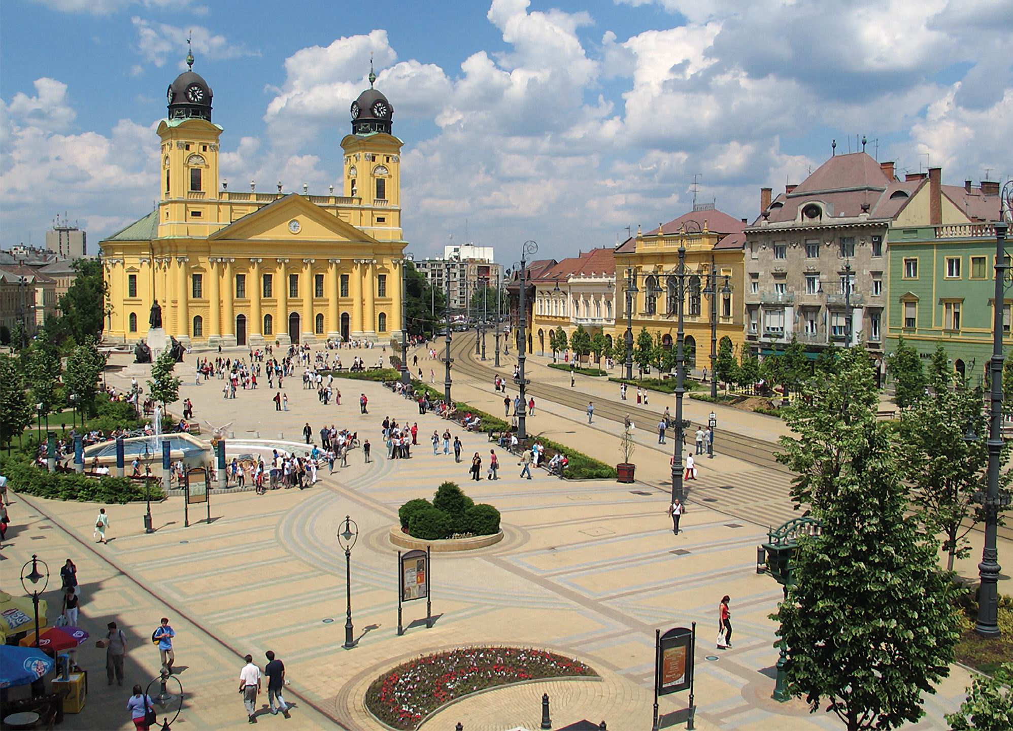Debrecen, Kossuth tér a Református Nagytemplommal.jpg