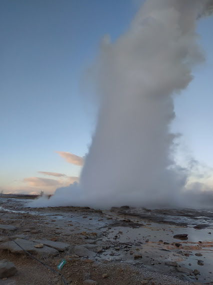 És ez pedig A Geysir. A gejzír neve Geysir, merthogy ezután nevezték el a gejzíreket. Hah.