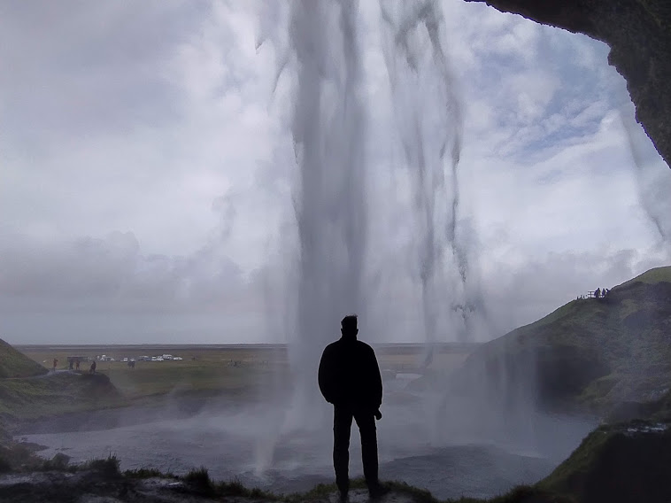 Skógafoss vízesés - nyáron a vízesés mögé lehet menni!
