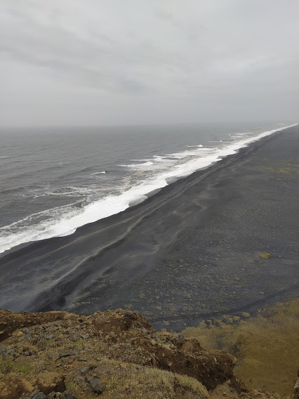 Reynisfjara - a fekete homokos tengerpart délen -és hatalmas hullámok!