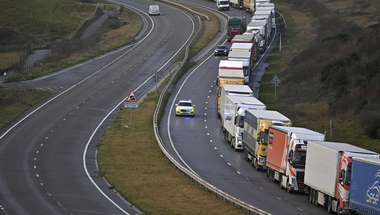 Letereli a rendőrség a kamionokat a 4-es főútról Kisvárdánál, az M3-ason az ukrán határ felé tartókat pedig az Őri lehajtónál