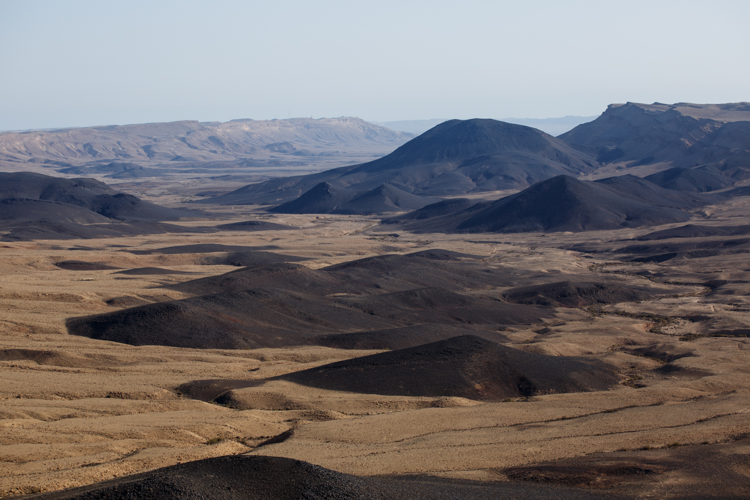 Fekete vulkánikus dombok a Ramon kráterben, Arod heggyel a háttérben