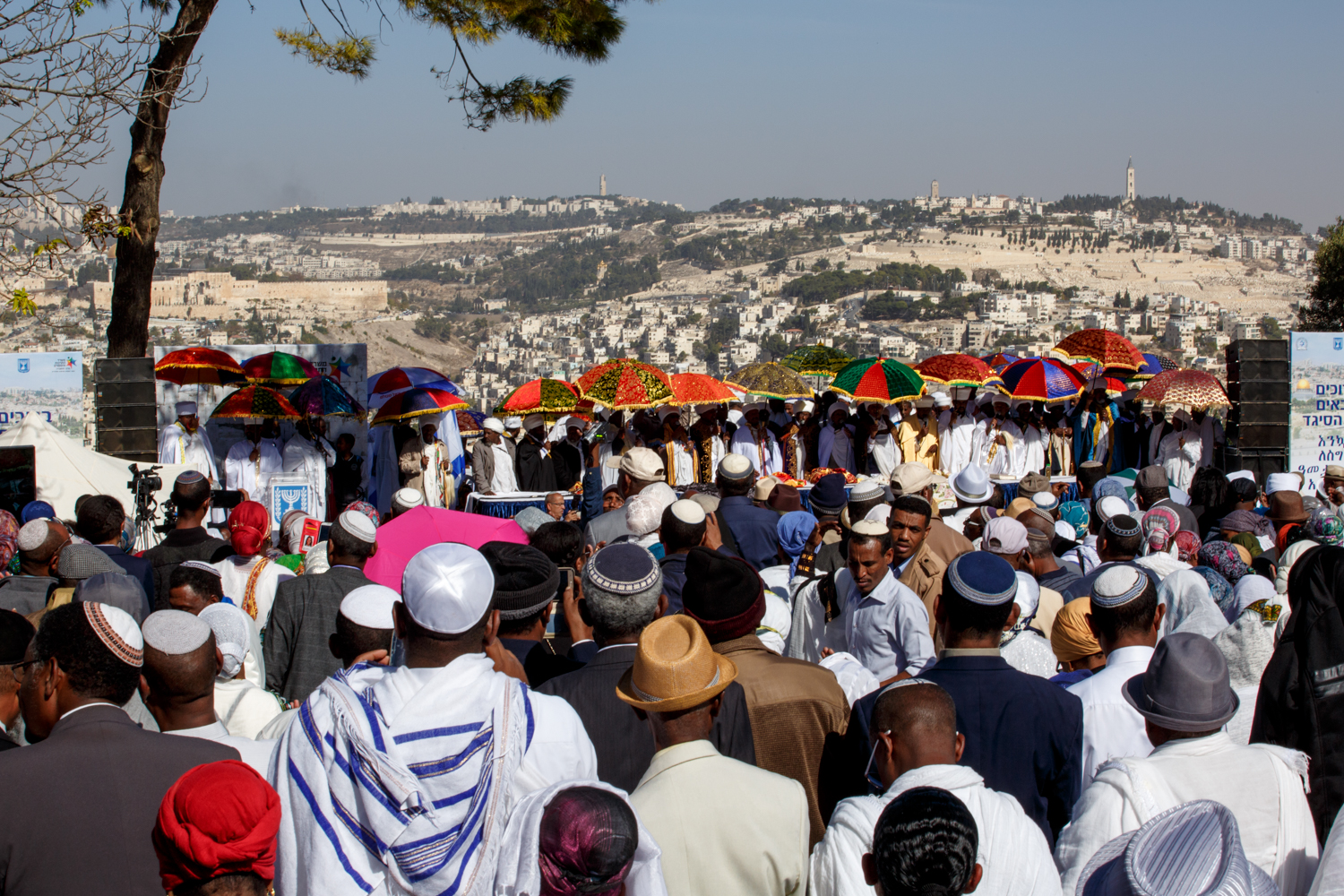 Szigd ünnepe Jeruzsálem Armon Hanaciv sétányán, ahonnan jól látszanak az Óváros falai