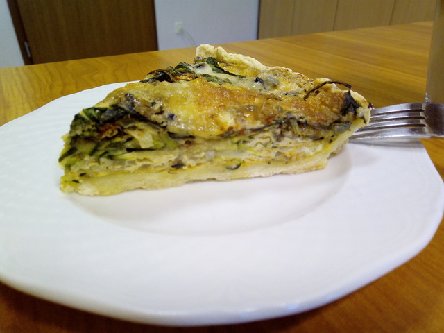 Zöldséges quiche kék-penészes és mozzarella sajttal