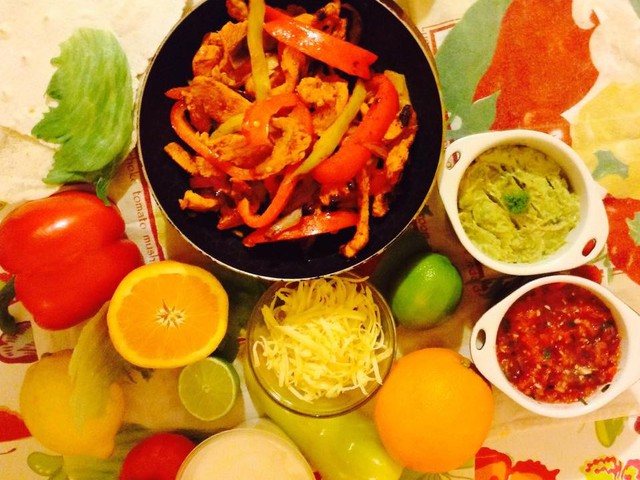 Csirke fajitas guacamoléval és paradicsom salsával