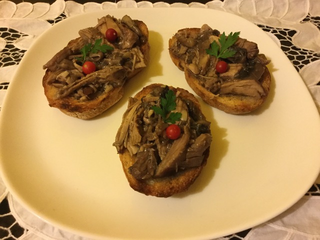 Vörösboros kakas pirítóskenyérrel