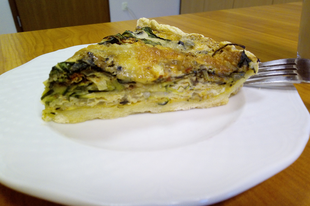 Zöldséges quiche kék-penészes és mozzarella sajttal