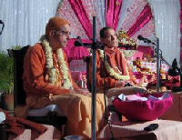 Giriraj_and_Sacinandana_Swamis.jpg