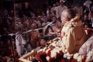 Srila_Prabhupada_class_04.jpg