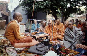 Srila_Prabhupada_class_09.jpg