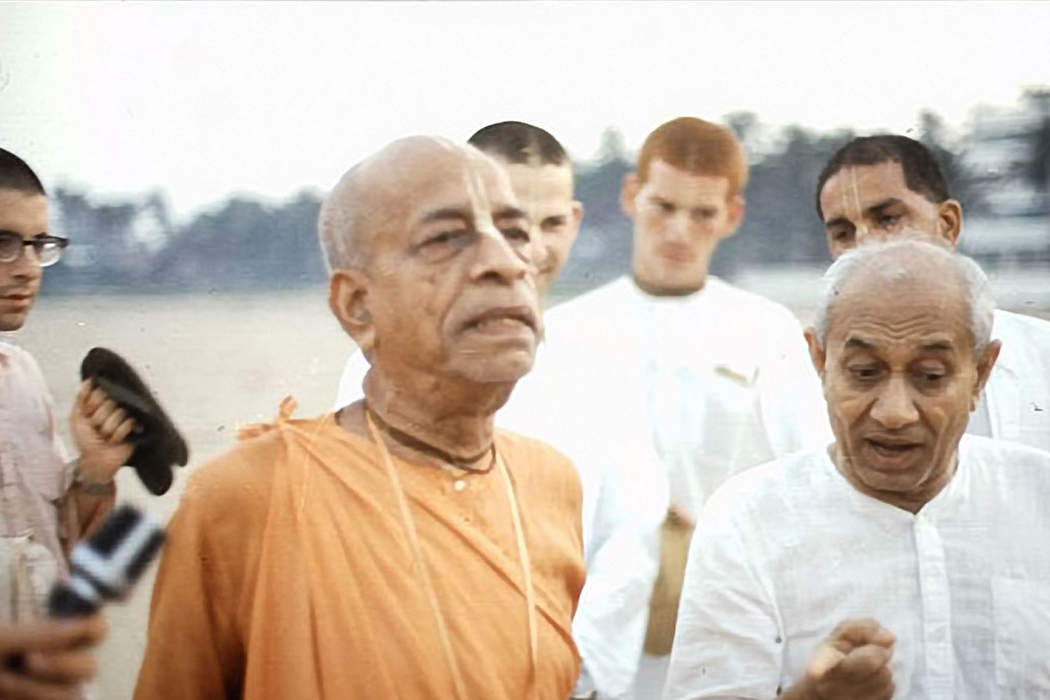 Srila Prabhupada reggeli séta