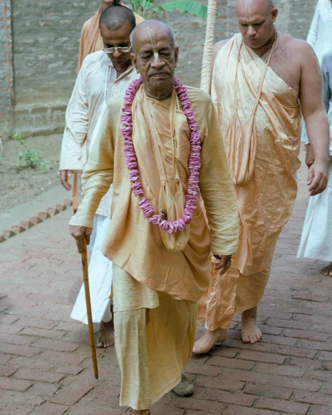 Srila Prabhupada reggeli séta