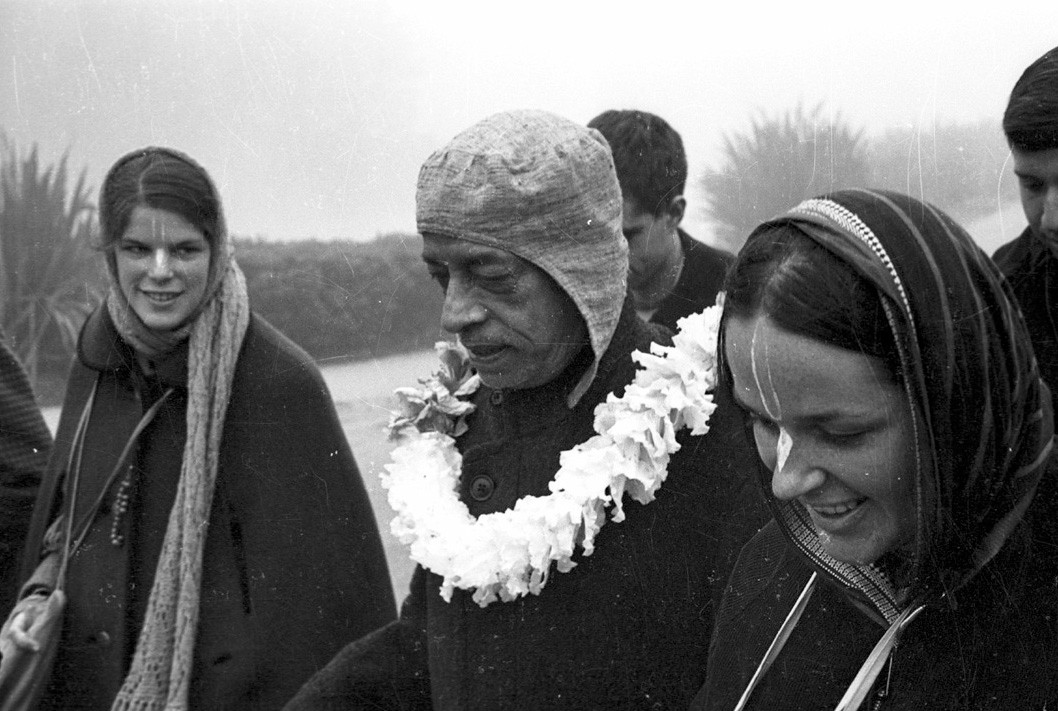 yamuna_d_srila_prabhupada_and_desciples_walking.jpg