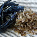Dashi konbu-ból és tonhal pehelyből