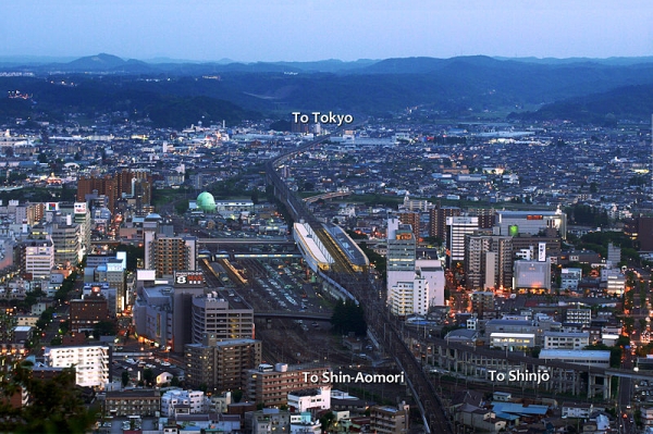 800px-Yamagata_Shinkansen_separating_from_the_Tohoku_Shinkansen_at_Fukushima_Station_Fukushima WIKI.jpg