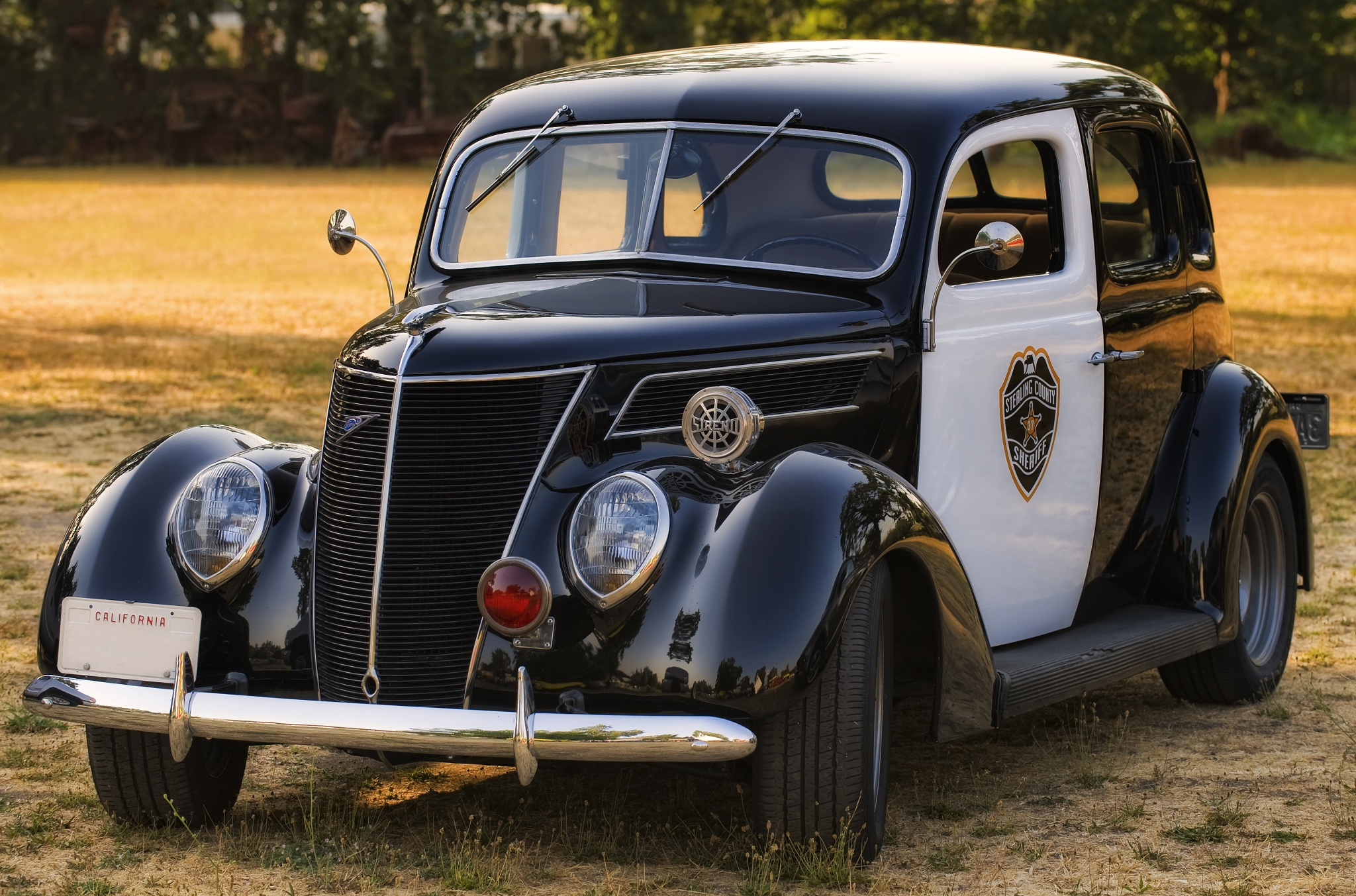 1937_ford_v8_police_car.jpg