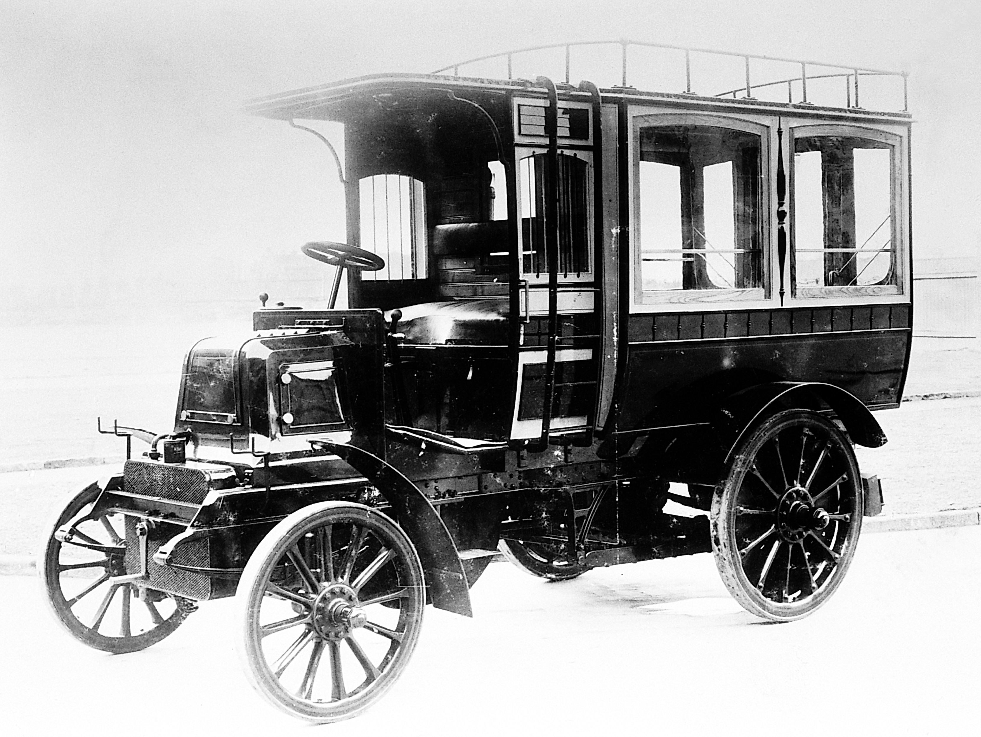 Первые автобусы в россии. Даймлер автомобиль 1895. Даймлер Бенц 1903. Mercedes Benz Omnibus 1895. Даймлер Бенц 950.03.