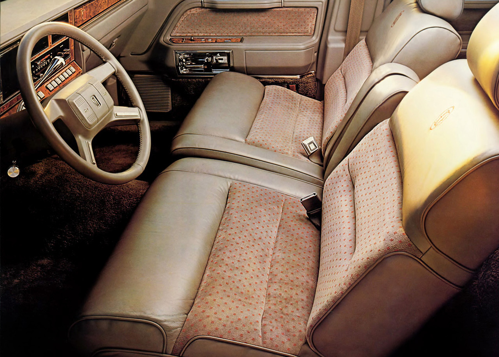 lincoln_town_car_1985_89_-int.jpg