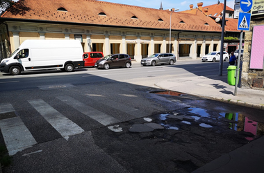 Járókelő Megoldókulcs: Kátyú-tenger a zebránál, aminek ott sem kellene lennie