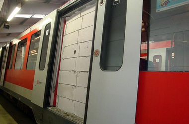 Ez mekkora: befalazták a vonat ajtaját Hamburgban