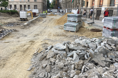 Tudósítás a felújításról: közelharcot kell vívni a járdáért a Podmaniczky téren