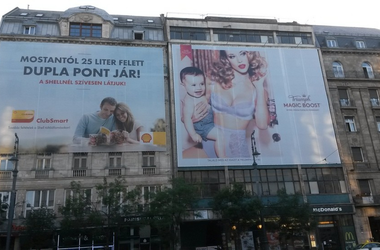 Nem csak ronda, de illegális is? Rejtélyes reklámhálók Budapesten