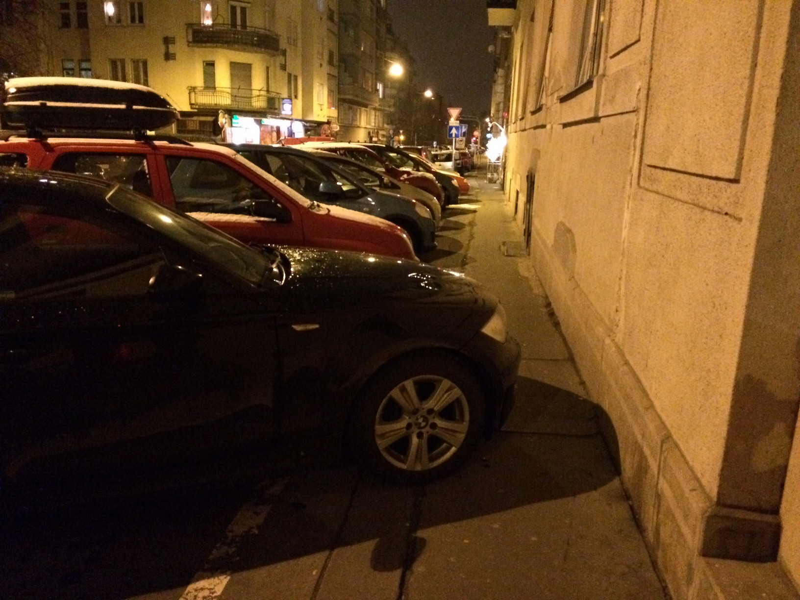 Áron a XI. kerületi Fadrusz utcában kialakult parkolási helyzetről tett bejelentést a Járókelőre. Szerinte érdemes lenne indítani egy kampányt az utca életét ellehetetlenítő parkoló autókról.<br /><br />https://jarokelo.hu/26611